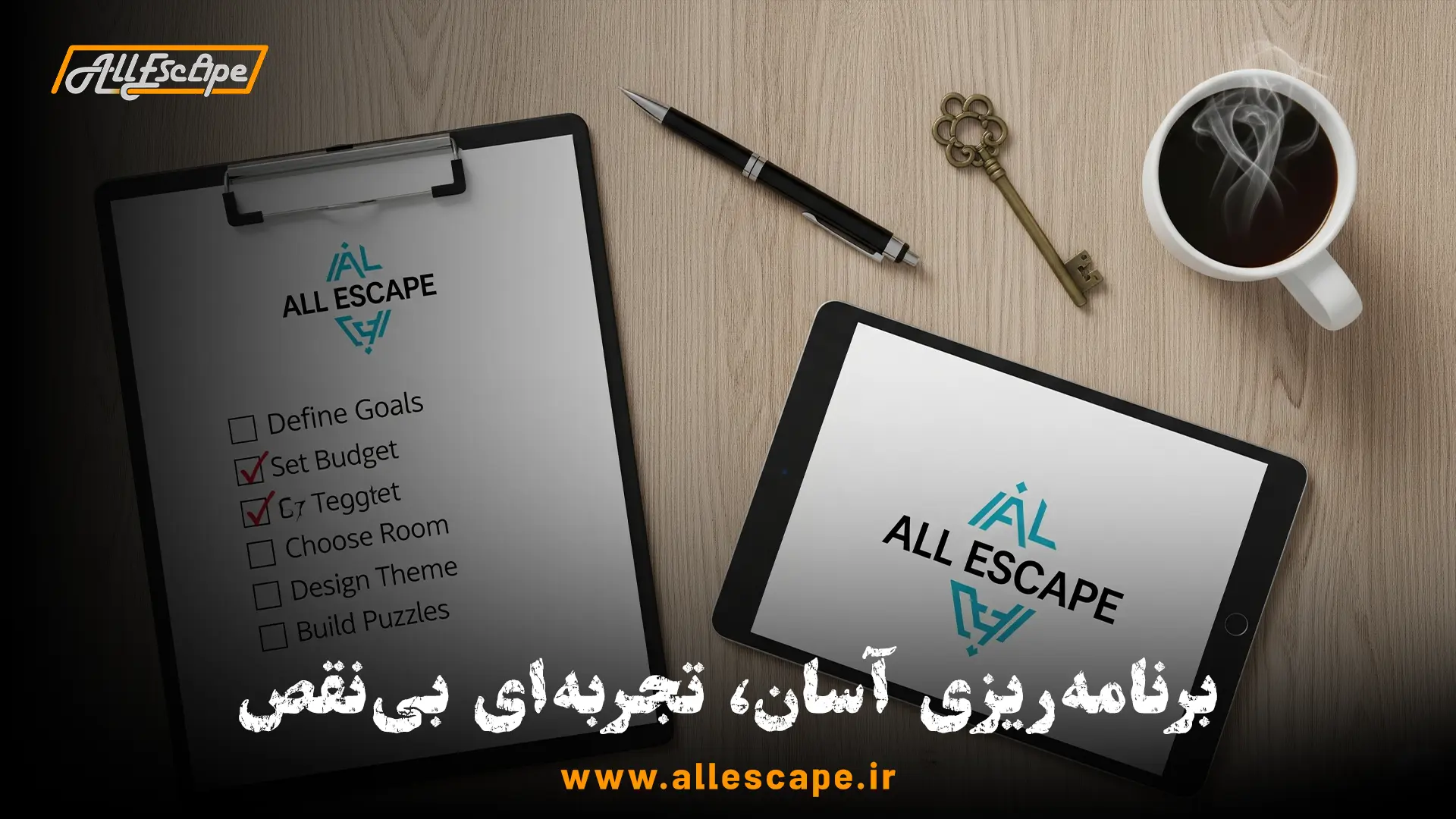 چک‌لیست برنامه‌ریزی یک رویداد سازمانی موفق در اتاق فرار که روی یک میز کار مدرن در کنار تبلت و یک کلید قرار دارد.