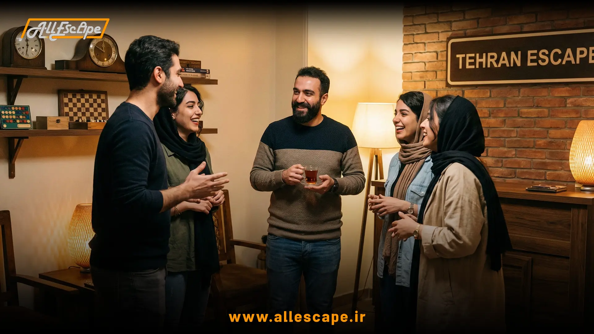 عکس طبیعی (کاندید) از گروه دوستان ایرانی که در لابی اتاق فرار در حال خندیدن و صحبت هستند.