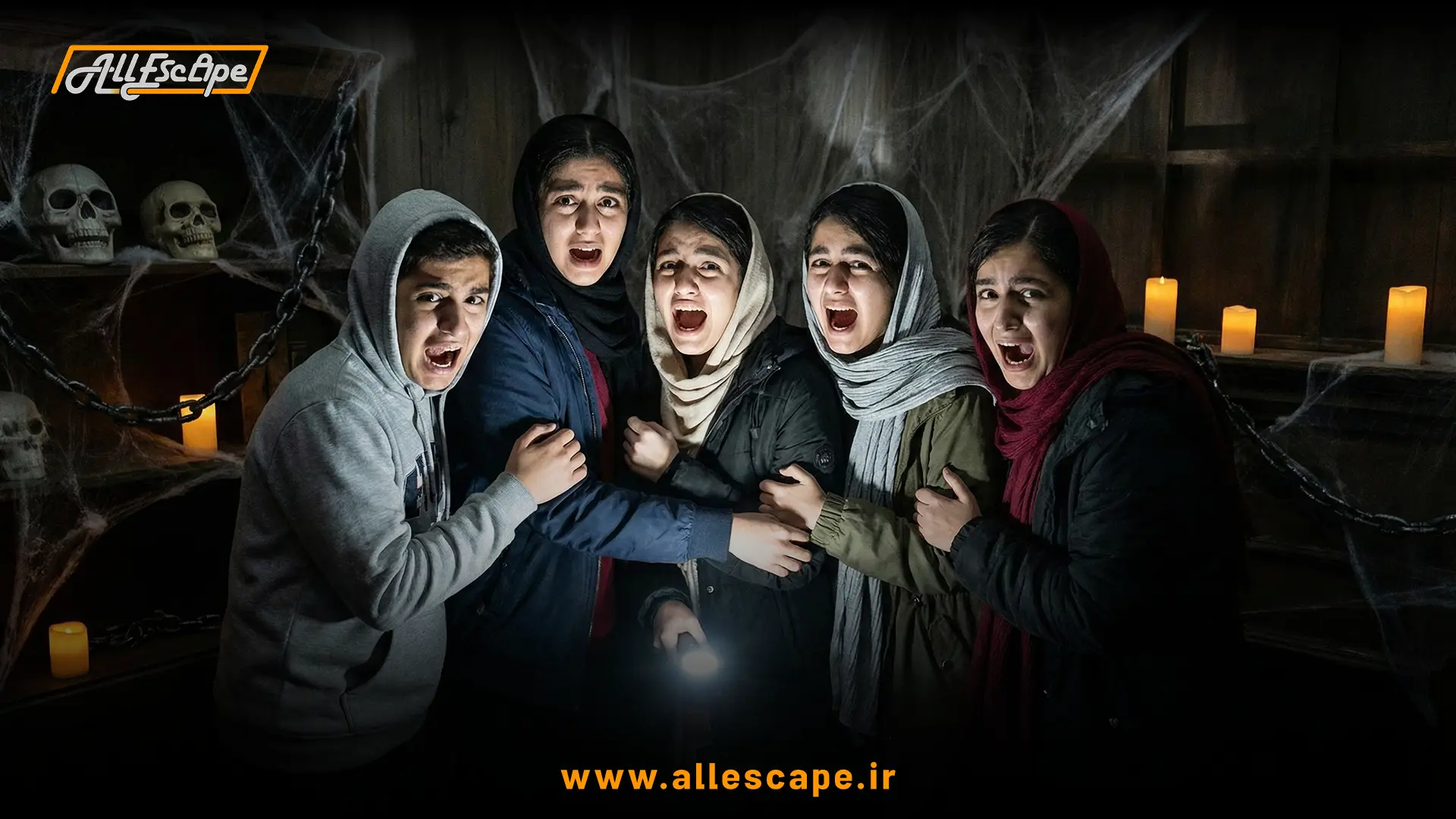 ایده ژست خنده‌دار و ترسیده برای اتاق فرار؛ گروهی که از ترس همدیگر را بغل کرده‌اند.