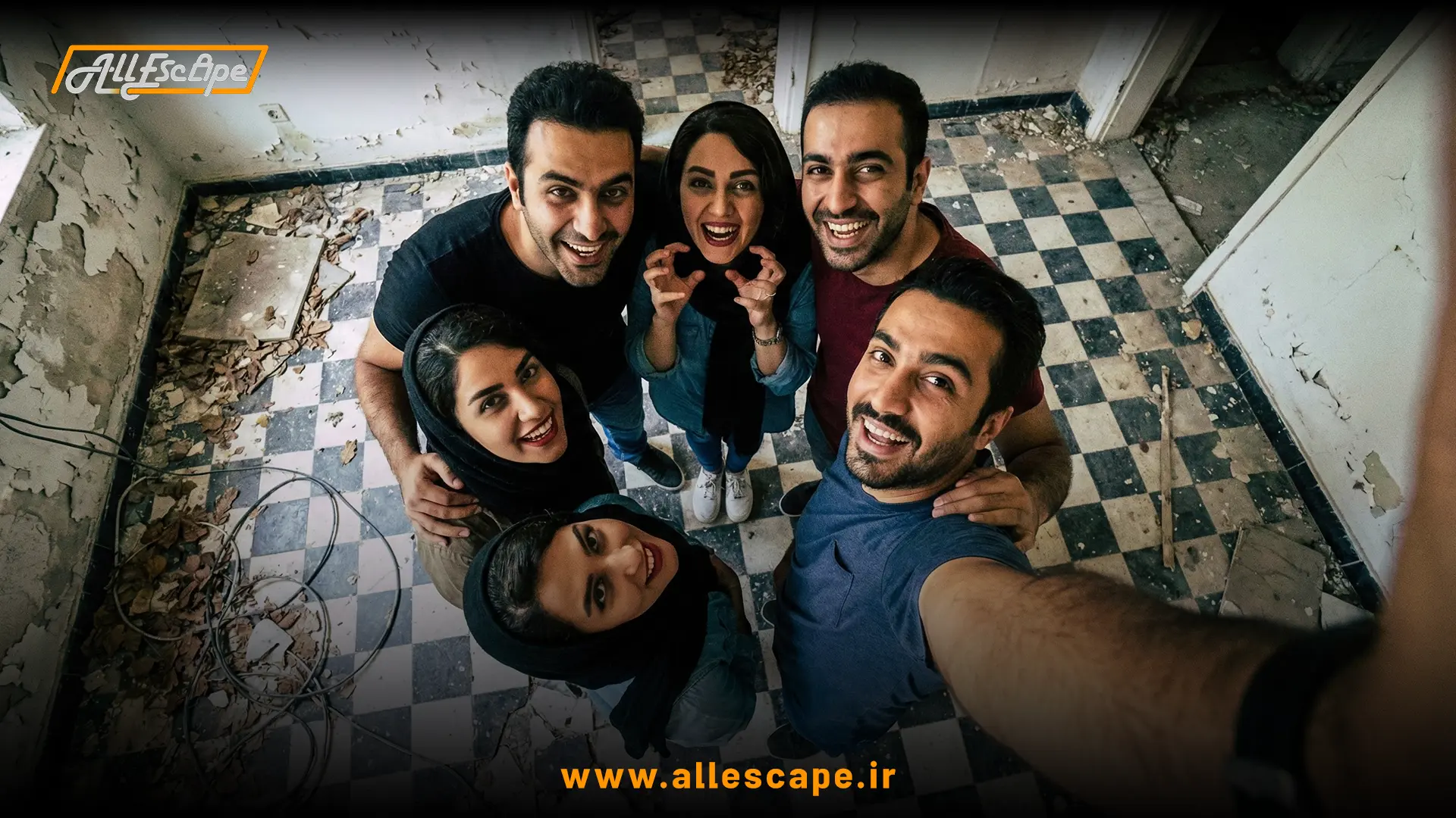 سلفی گروهی از زاویه بالا در اتاق فرار؛ اعضای تیم به دوربین گوشی نگاه می‌کنند.